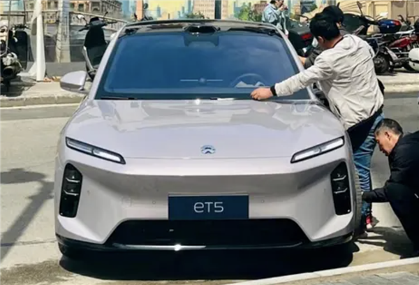 老虎機：新款蔚來ET5實車曝光：前臉煥新 5-6月有望上市